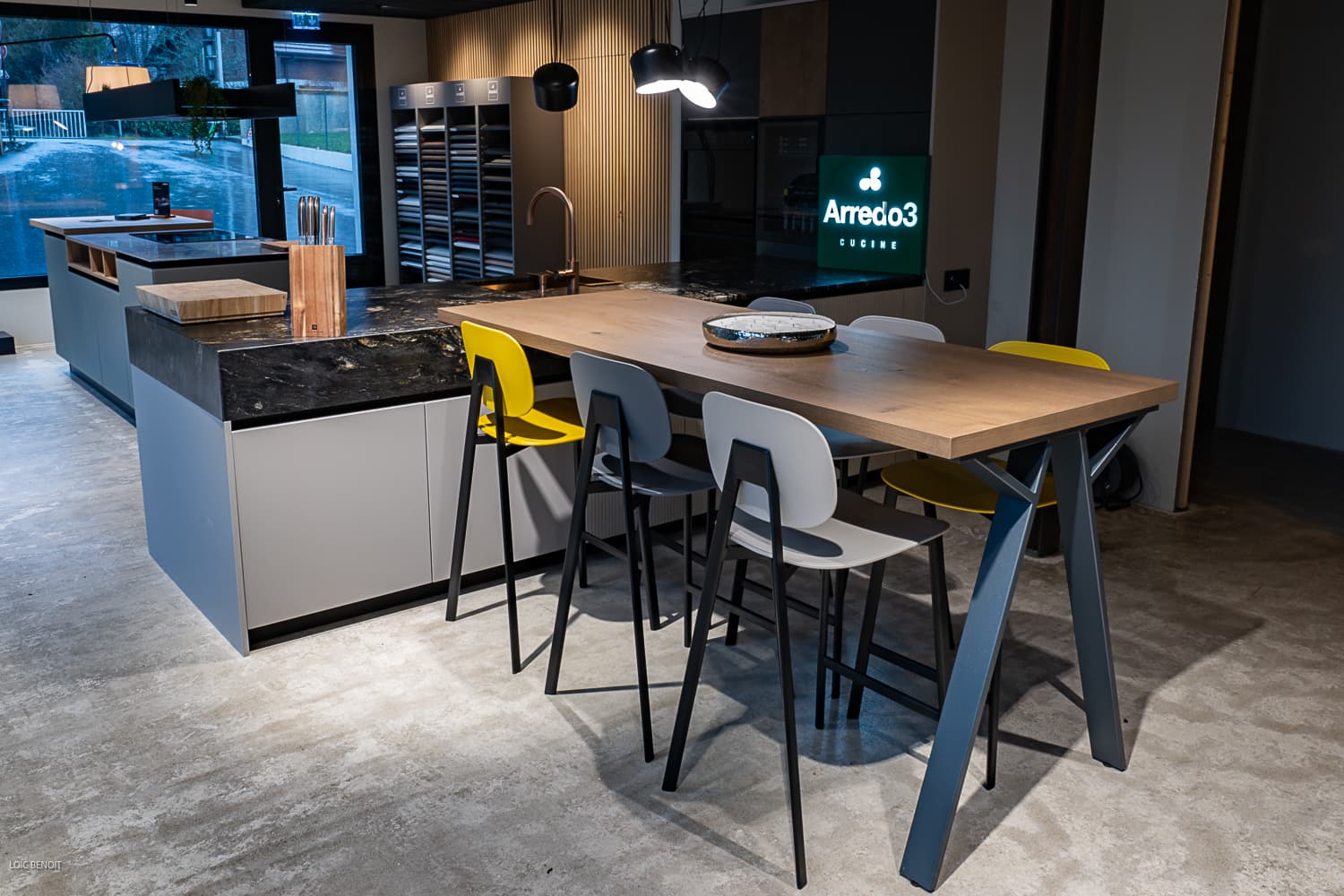 Cuisine conviviale avec grand îlot pour repas en famille